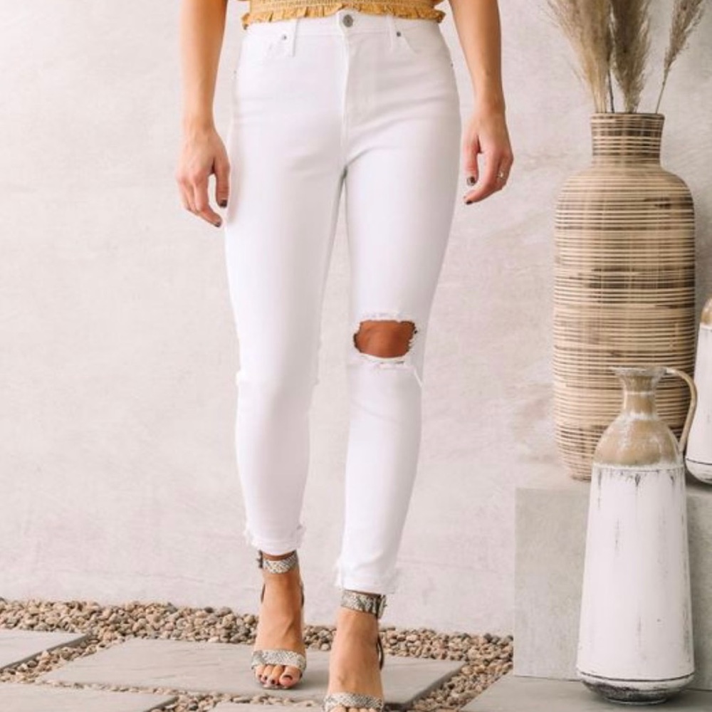 White Levi’s 721 high rise skinny jeans
